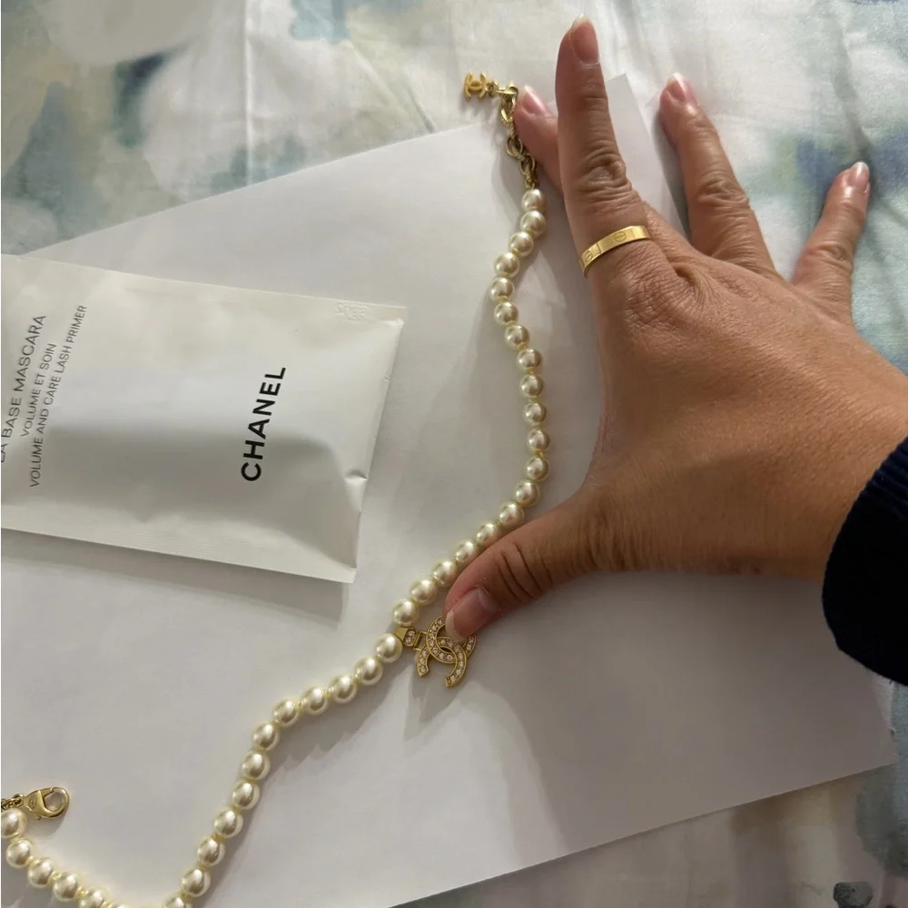 CHANEL Pearl Necklace/choker with Gold Charm with free chanel mascara primer - Picture 3 of 7
